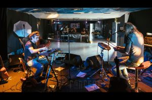 Photo de Swallow préparant son concert avec l'ingé son Régis et l'ingé lumière Jimi